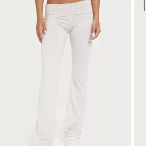 Yoga pants  - Säljer mina gråa byxor ifrån Nelly eftersom jag inte andvänder dem så ofta som jag tänkte att jag skulle, Det är inget fel på dem och dem sitter jättefint på, köpta för 300 kr, skriv privat för bilder ❤️