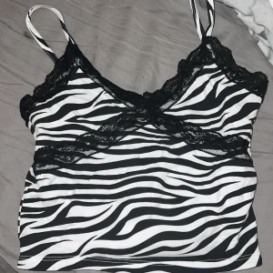 tröja - använd få gånger. riktigt fin. för liten för mig.