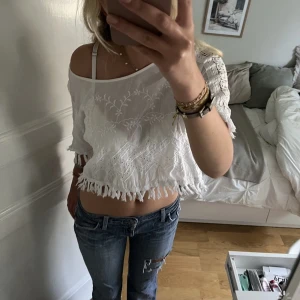 Tröja - Säljer denna snygga tröja som är köpt på arkivet, endast envänd ett fåtal gånger!💗 perfekt till sommaren och våren💗