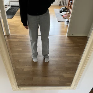 Gina tricot jeans  - Ett par ljusgrå low waist straight leg jeans från gina💗 Aldrig använda! Skriv till mig vid intresse😊