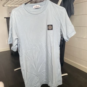 Stone island t shirt  - Säljer nu min stone island t shirt i storlek 14-16 år men jag skulle säga att det är small då den passar mig som är 175. Tröjan är i okej skick. Nypris 1399 mitt pris 399. Skriv vid frågor