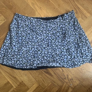 Blommig kjol  - Kort kjol som är i gott skick 