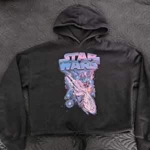 StarWars Cropped hoodie - Cropped hoodie med snörning nertill. Använd ca 3-4 gånger.
