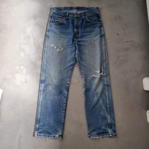 Riktiga vintage rustler jeans från 80 talet. Sjuka fades och riktig distressing från användning över byxorna. Kan användas som dem är eller som ett reparations projekt. Made in the usa. PM för fler bilder