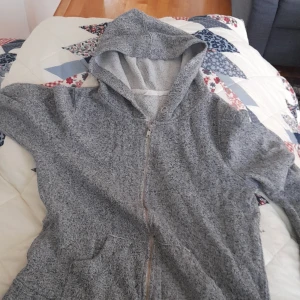 Kofta - En grå kofta med huva