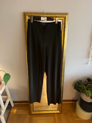 Khakigröna byxor - Khakigröna kostymbyxor. Ganska vida i benen. I gott skick. 