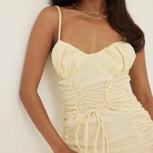 Sååååå fin ljusgul klänning från Nakd🕊 Använd 1 gång, ny pris 549kr!  Priset kan diskuteras