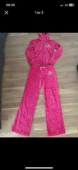 Juicy set - Vintage rosa juicy, säljs pågrund av för liten, kan hämtas i Örebro eller fraktas, skriv för frågor😊