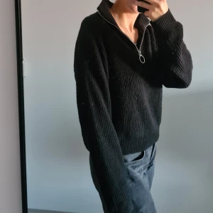 Stickad tröja - En svart tröja med dragkedja. Mysig och i gott skick! Samfraktar gärna så kolla mina andra annonser!