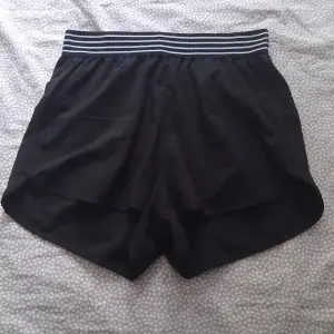 Korta träningsshorts. Har söta ränder vid midjan och sitter väldigt bra. Tillräckligt långa för att inte glida upp när man tränar. 