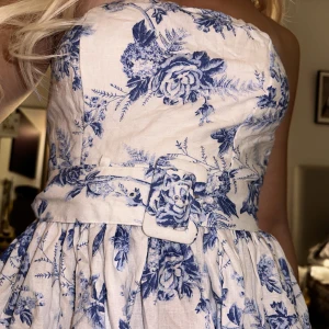 Axelbandslös klänning - Såå fin linne klänning från otherstories som tyvärr bara använts en gång då den e snäppet för stor på mig. Orginalpris 1000