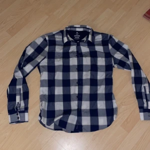 Mörk blå rutig skjorta - Fin rutad mörk blå skjorta. Bra kvalité och knappast använd.