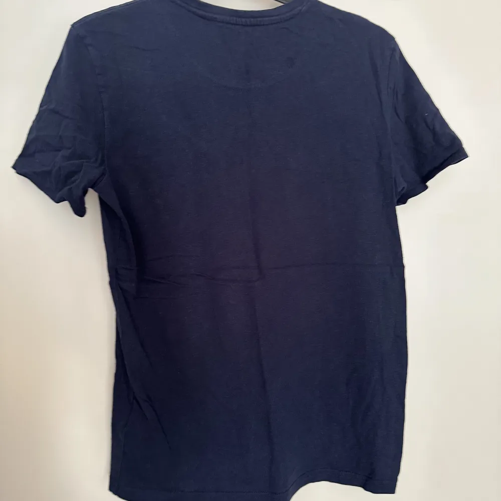 En mmörkblå Lyle & Scott T-shirt som är köpt på kidsbrandstore. Storlek 14-15år (Längd 164-170cm. Byst 86-88cm. Midja 75-76cm) (Kidsbrandstores storleksguide) Färg: Navy Blazer. T-shirts.