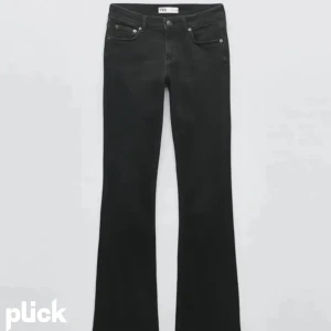 Svart jeans  - Ett par bootcut low waist jeans från zara som är slutsålda❤️