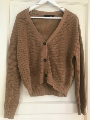 Stickad kofta - Jättefin och oanvänd stickad kofta. 