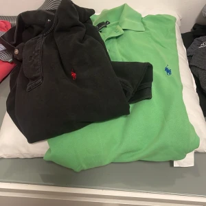 Polo tröja  - Säljer mina polo tröjor den svarta är xl och den andra är l äkta ni får påse med aså en polo påse 