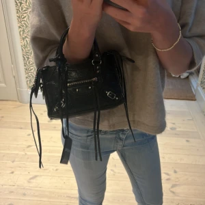 Väska💗 - Säljer denna Balenziaga liknande väska. Tryck på köp nu om du vill köpa. Pris kan eventuellt diskuteras. Startar budgivning om många är intresserade 💗