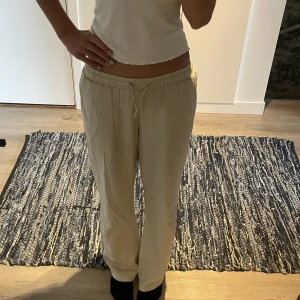 Lågmidjade linnebyxor😻 - Säljer mina extremt fina linnebyxor som är perfekta inför skolastarten. Dom har en otrolig passform! Priset kan diskuteras och köparen står för frakten! 😽
