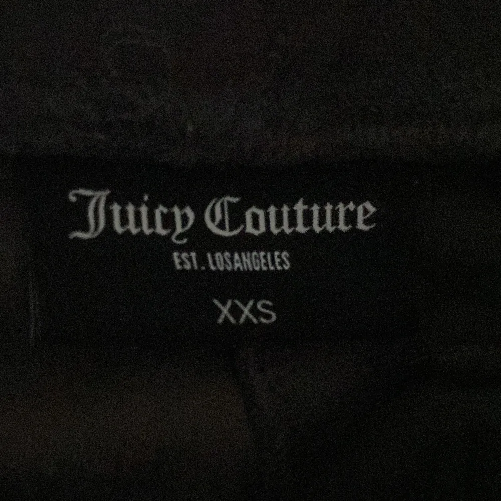 jag säljer dessa juicy byxor för dom inte kommer till användning längre, dom har blivit använda några gånger😄jag har sytt dom så dom är kortare än vanlig xxs, skriv till mig för mått😽🫶🏼pris kan absolut diskuteras. Jeans & Byxor.