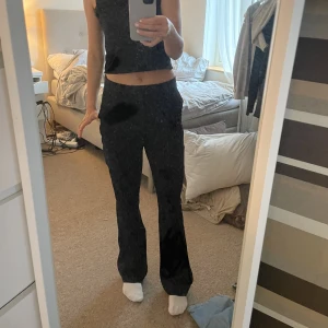 kostymbyxor  - Säljer dessa kostymbyxor från Bikbok! Jättefint skick eftersom att jag inte använt de. Skriv för fler bilder eller vid funderingar, priset går att diskutera.💖