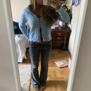 Ljusblå stickad hoodie / kofta - Ljusblå stickad kofta/ hoodie med pärl detaljer! Skulle säga att den är en s💖