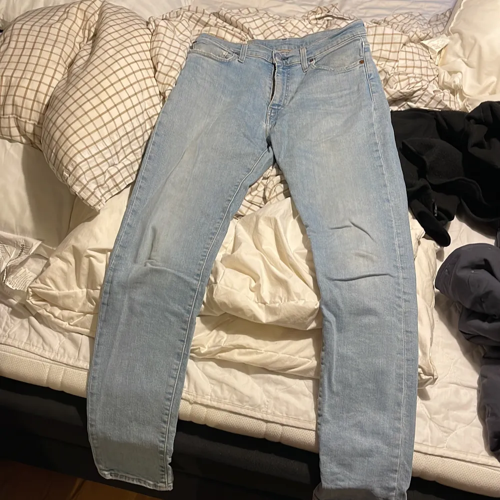 Jag säljer ett par Levi’s jeans ljusblå i storlek W29 L32 herr. Dom är i bra skick. . Jeans & Byxor.