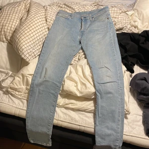 Levi’s jeans  - Jag säljer ett par Levi’s jeans ljusblå i storlek W29 L32 herr. Dom är i bra skick. 