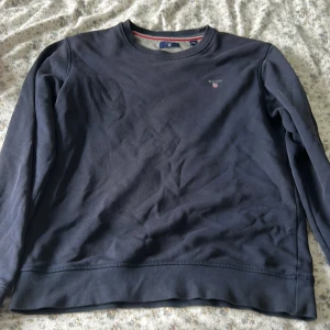 Sweatshirt  - Marinblå gant sweatshirt. Bra skick
