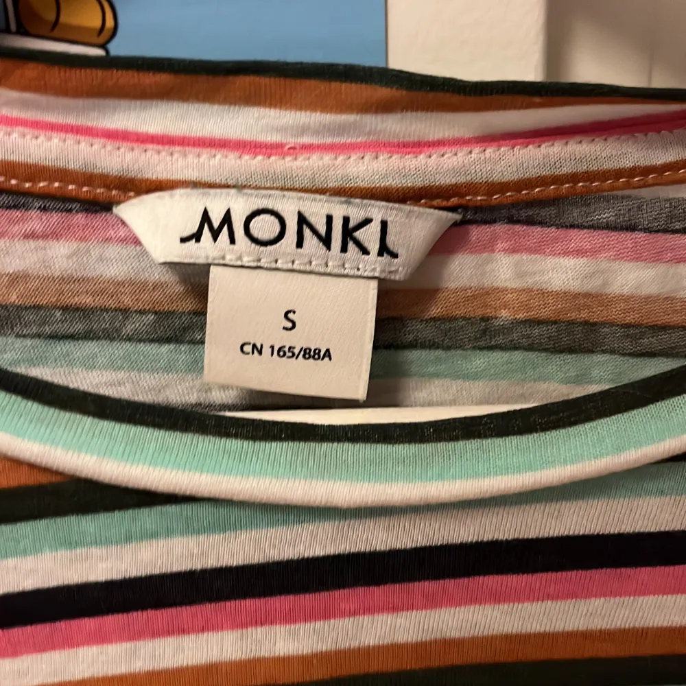 Jag köpte den på Monki för några år sedan och är i storlek s :) Har inte använt den så ofta så den är i bra skick :D. T-shirts.