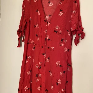 Klänning  - Fin och färgglad sommarklänning från HM, aldrig använt i strl 46.