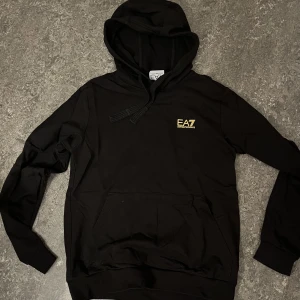 EA7 Hoodie - Emporio Armani 7, hoodie, välskött, fint skick. Strlk S