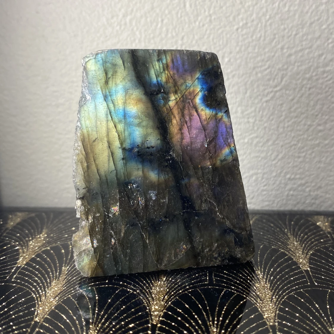 Labradorit, slipen på ena sidan - 90