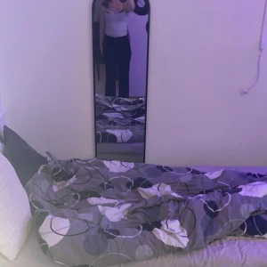 Svarta kostymbyxor från bikbok! - Svarta flared kostymbyxor från bik bok! Säljer då de är alldeles för små för mig! Ordinarie pris 400 kr