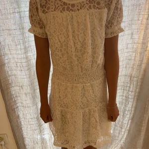 Barnklänning  - Jättefin barnklänning med spets. Från Cubus, använd 1 gång. Storlek 146/152. Köparen står för frakten. Använd gärna köp nu funktionen. Skriv till mig för frågor eller funderingar. 