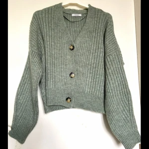 Cardigan - Från: Chiquelle Grön finstickad cardigan, supermjuk, inte alls sticksig.  Säljer för att jag inte gillar färgen på mig, använd ca 1 gång, inga fläckar eller liknande, nyskick. 