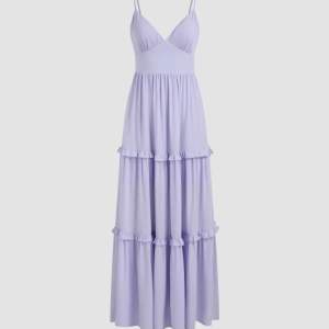 Superfin lila/viol färgad klänning med små volanger längst benen och justerbara band i bysten! Aldrig använd😊