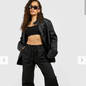 Svart jacka - Jättefin oversized svart skinnjacka från bohoo! Knappt använd. Kan gå ner i pris