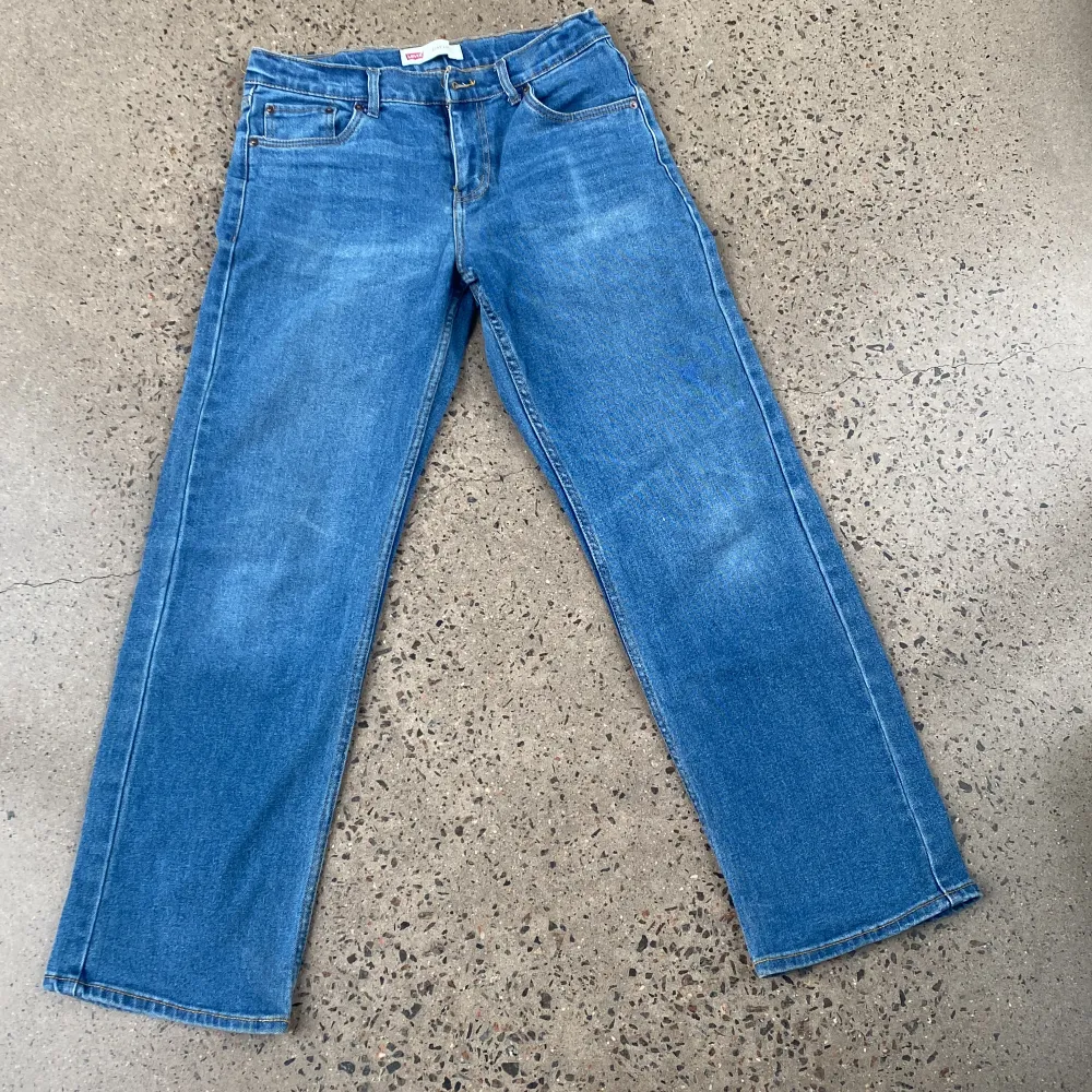 Modell Stay Loose i rak modell.  mellanblå färg.  Fint skick. Storlek 16A. Jeans & Byxor.