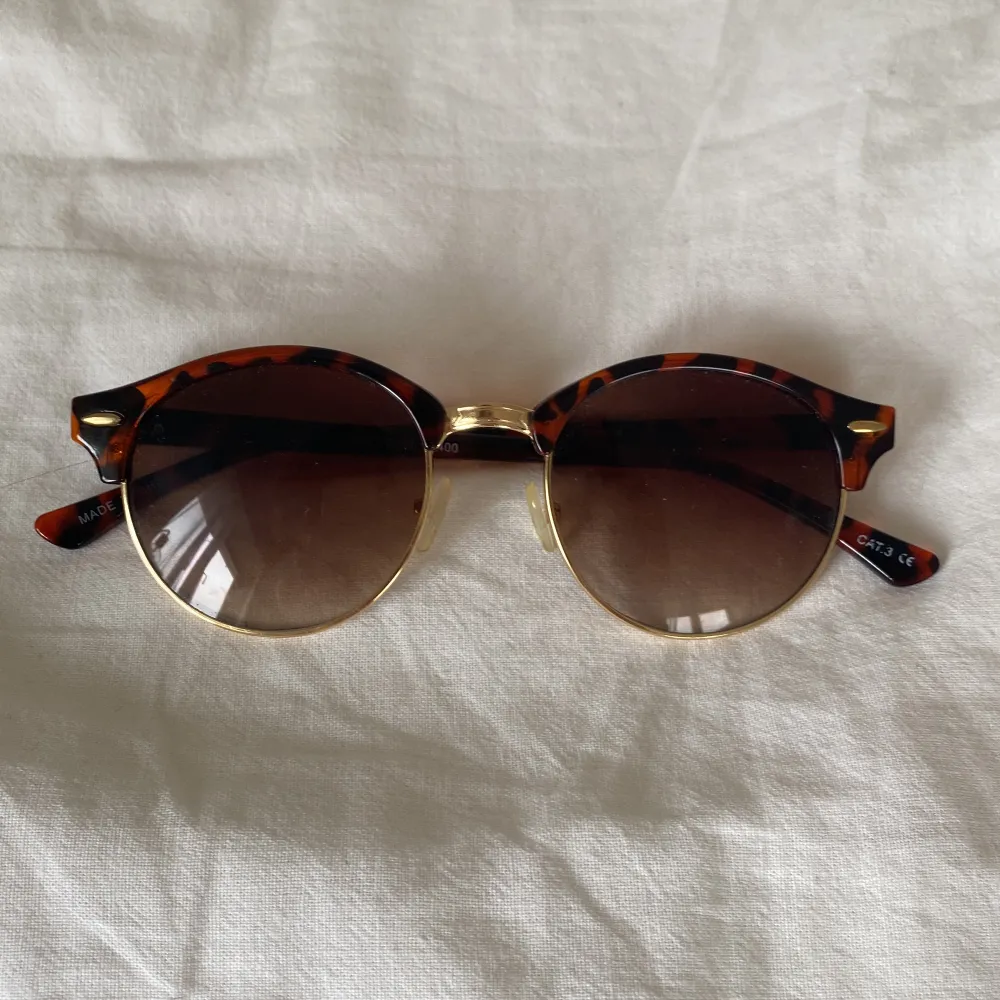 Bruna solglasögon från Gina Tricot💓de är 14 cm tvärsöver🕶 bra skick⭐️säljer då de inte kommer till användning💌. Accessoarer.