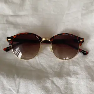 Bruna solglasögon från Gina Tricot💓de är 14 cm tvärsöver🕶 bra skick⭐️säljer då de inte kommer till användning💌