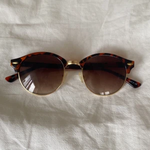 Solglasögon  - Bruna solglasögon från Gina Tricot💓de är 14 cm tvärsöver🕶 bra skick⭐️säljer då de inte kommer till användning💌