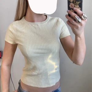 Tröja - Söt ljusgul stickad tröja. Nyskick. Skriv för fler bilder och möts i Stockholm. 🥰🥰