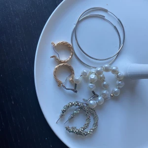 Hoopörhängen - hoopörhängen i silver, guld eller pärla  Stora silverörhängen: 40kr Mindre silverörhängen: 45kr Pärlörhängen: 50kr Guldiga små örhängen: 30kr   Stort Paketpris: 4 par 130kr Medium paketpris: 3 valfria par 100kr  Litet paketpris: 2 valfria par 65kr