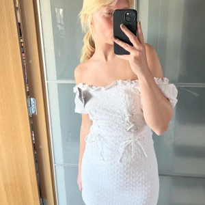 Studentklänning - Superfin vit klänning med broderier och snören på framsidan😻 Den är off shoulder men man kan ha den som en vanlig t-shirt, passar perfekt nu till skolavslutning eller studenten🤩🤩😍😍👩‍🎓