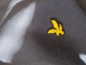 Lyle& Scott  - Storlek är S , 7/10. Om du vill ha flera bilder eller du har frågor du kan skriva till mig 🤗💛