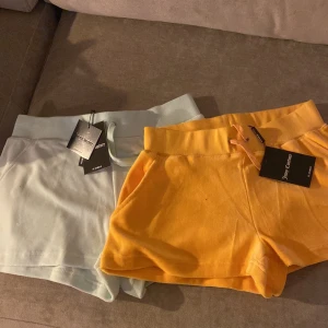 JUCIY COUTURE shorts - Säljer 2 par alldeles nya Juicy Couture shorts. Helt nya, 100% äkta med etikett kvar. Inga defekter (aldrig använt) Grön = storlek M Orange = storlek S 200 kr/ st Skriv till mig för mer frågor💞