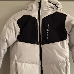Sailracing javka - Säljer min Sailracing jacka i storlek 158. Använd endast en vintern och säljer på grund av att jag har andra jackor. Köpt  för 2300kr. 