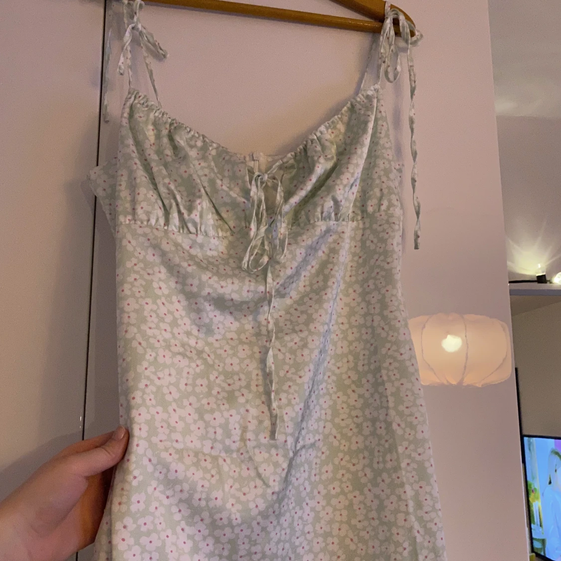 Blommig sidenklänning 