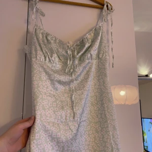 Blommig sidenklänning  - En sommardröm! Sidenklänning med små söta blommor, figursydd. 