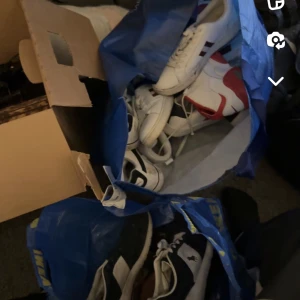 skor  - säljer flera skor, skriv om man vill se alla skor. om du köper flera skor jag står för posten men om du ba köper ett par du får stå. kan mötas upp eller byten